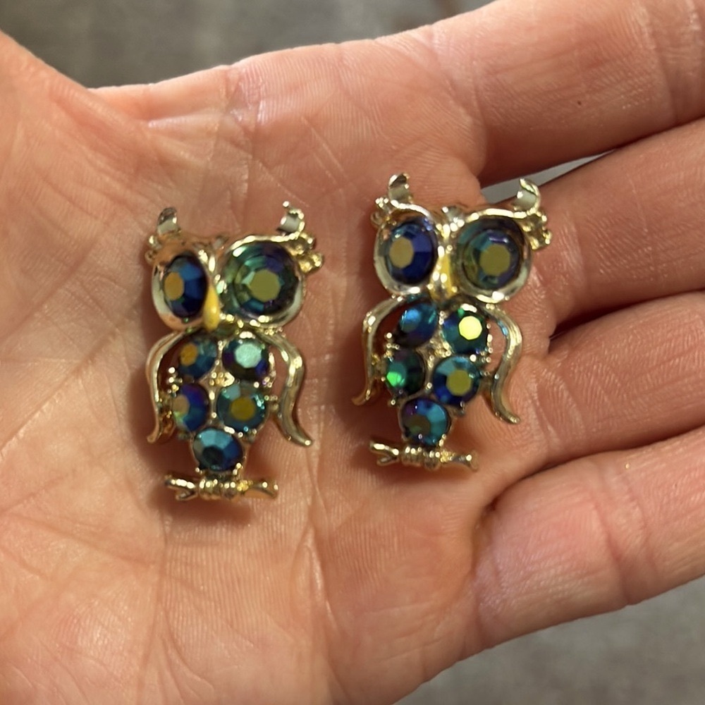 VINTAGE IRIDESCENT AURORA BOREALIS GOLD-TONE PAIR OF TWO 1.2" OWL BROOCHES